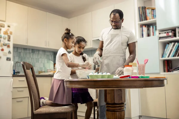 İki küçük komik kız duygu pişirme kek heyecanlı