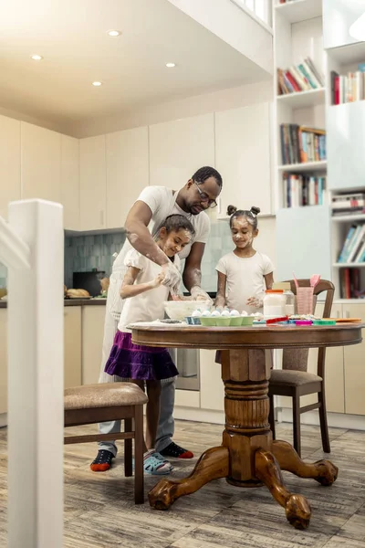 Baba ve kızı sabah geniş mutfak pişirme