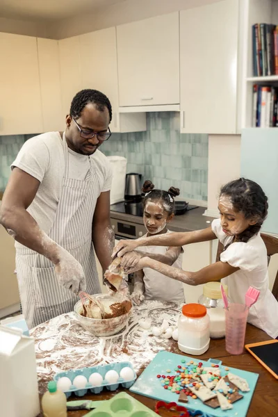 Sevimli küçük kızları babalarının yemek pasta katılmadan üstten görünüm