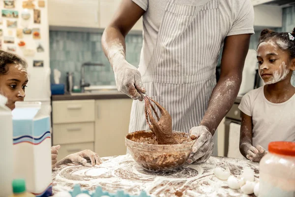 Onun küçük komik kızları ile çikolatalı pasta yapma baba
