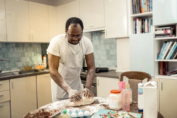 Vousatý muž rodiny hnětení těsta při vaření koláče — Stock fotografie