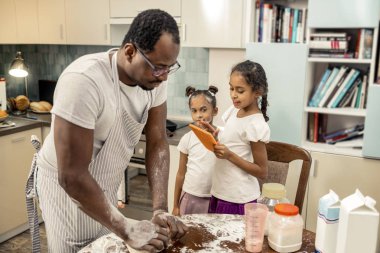 Şirin kızları babalarının mutfakta yemek için geliyor