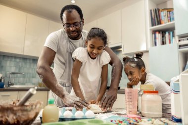 Baba ve kızı zevk pişirme sırasında onların geleneksel sabah