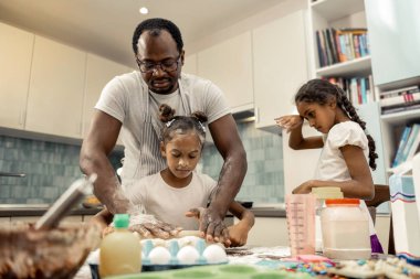 Küçük kızı babası ile hamur yoğurma güzel saç modeli ile