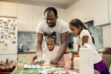 Sakallı Afrikalı-Amerikalı adam kızı onun gün zevk