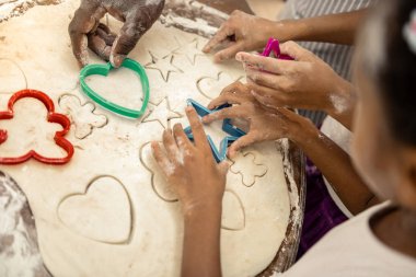 Mutlu aile hep birlikte tanımlama bilgileri oluşturan üstten görünüm