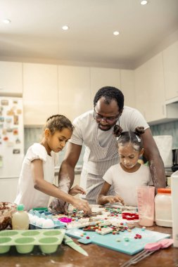 Güzel kızları ile babası ile birlikte yemek güzel saç modelleri