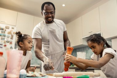 Pizza pişirme kızı duygu hayran izlerken kız kardeşi