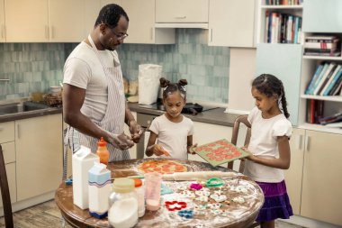 Salamlı pizza pizza pişirme sırasında koyarak iki yararlı kız