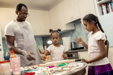 İki kız babası ile lezzetli pizza pişirme sırasında neşeli hissediyorum