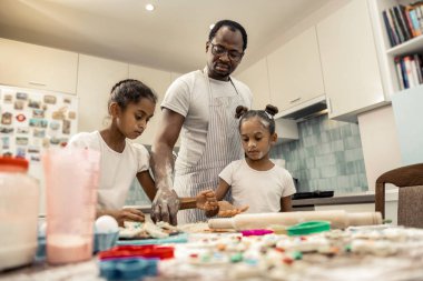 Kızı ve babaları mutfakta yemek zevk