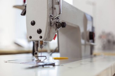 İğne ve moda Studio büyük bir dikiş makinesi kullanılmasına pamuk