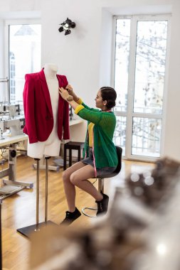 Gününde bir galeride harcama kısa etekli güzel Asyalı esmer terzi