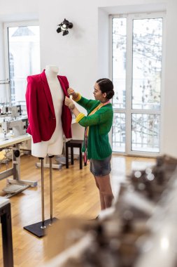 Şirin Asyalı esmer terzi bastings yapma kısa etekli