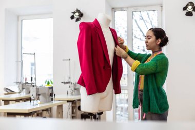 Ciddi görünümlü parlak makyaj ile şirin Asyalı esmer terzi