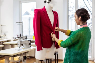 Güzel Asyalı esmer terzi parlak makyaj dikiş düğmeleri ile