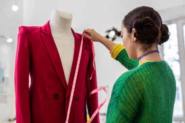 Esmer Asyalı tasarımcısında meşgul arıyorsunuz bir yeşil hırka