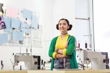 Genç esmer Asyalı Tasarımcısı'nda bir yeşil hırka büyük duygu