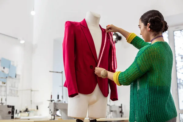 Esmer Asyalı Tasarımcısı içinde konsantre arıyorsunuz bir yeşil hırka