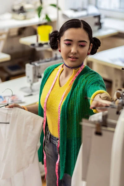 Aranyos ázsiai divattervező érzés elégedett világos karkötő — Stock Fotó