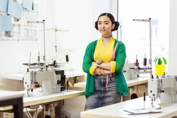 Genç kadın esmer Asyalı Tasarımcısı'nda bir yeşil hırka düşünceli arıyorum