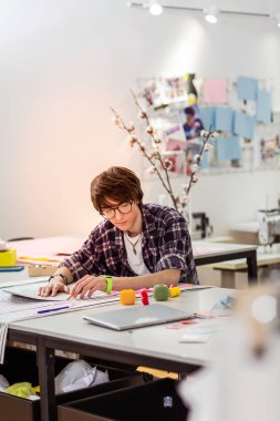 Düşünceli arıyorum yeşil saat takan genç esmer Asyalı Tasarımcısı