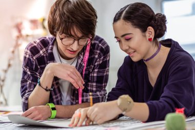 Genç erkek Asya tasarımcı ve bir onun güzel kadın meslektaşım büyük duygu