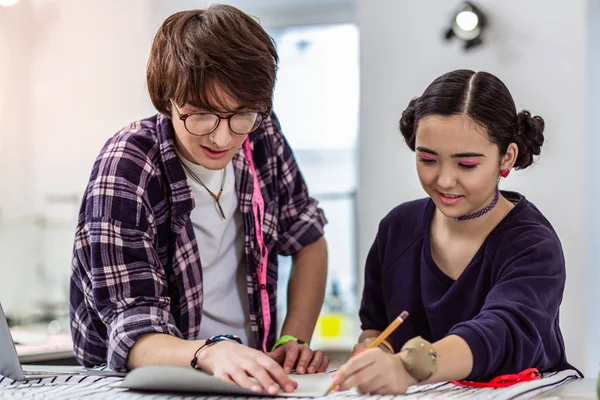 Dos jóvenes diseñadores asiáticos de moda de una escuela de moda se sienten creativos — Foto de Stock