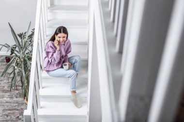 Genç kadın ise çay içme ve konuşan soğutma