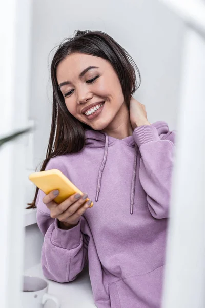 Radiante atractiva mujer sintiéndose feliz recibiendo mensaje de novio —  Fotos de Stock