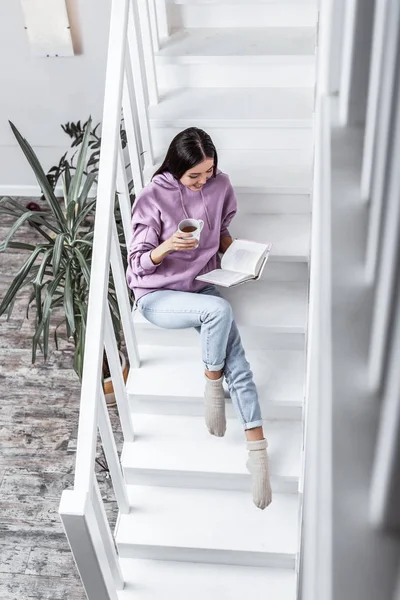 Giovane donna d'affari si sente incredibile al libro lettura fine settimana — Foto Stock