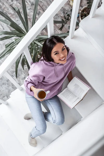 Joven alegre sintiéndose increíble mientras descansa en casa — Foto de Stock