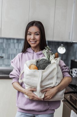 Bakkal alışveriş sonra mor hoodie eve giyen kadın