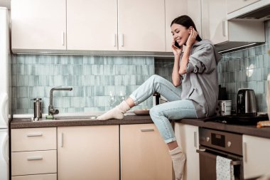 Onun arkadaşı arıyorum. Esmer güzel ince kadın arkadaşı onu akşam yemeğine davet arıyor