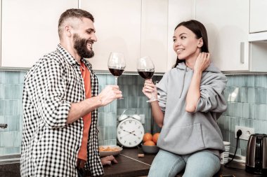 Mutlu çift duygu rahat ve işten sonra şarap içme dinlenmiş