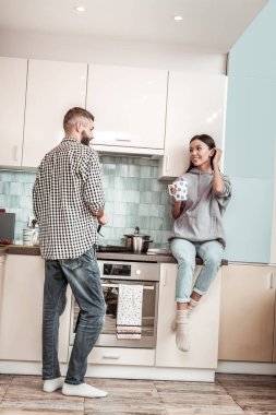 Şefkatli Koca tencere bazı et kızartma sırasında ayakta