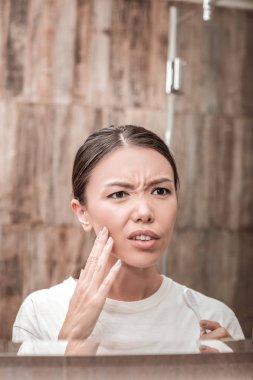 Duygu kara gözlü kadın görmek sivilce yüzünü şaşırttı.