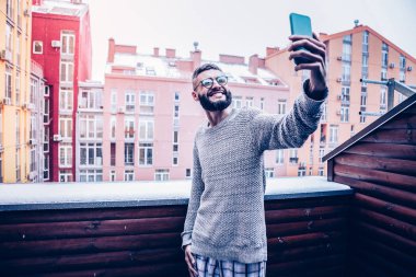 Neşeli yakışıklı genç adam bir selfie alarak