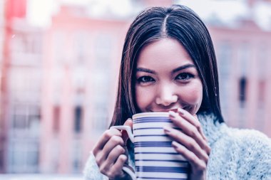 Gülümseyen genç bir Asyalı kadın portresi