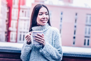 Balkonda duran mutluluk pozitif kadın