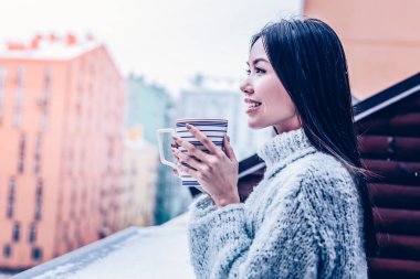 Bir bardak çay ile duran güzel mutlu kadın