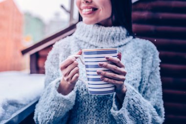 Eller bir çay Kupası kapatın