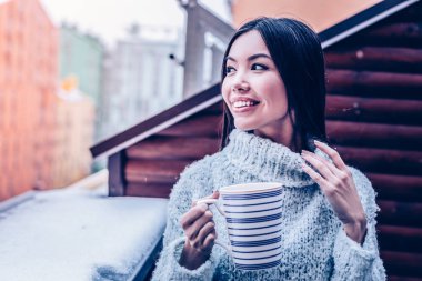 Çok mutlu çekici Asyalı kadın kafasını çevirerek