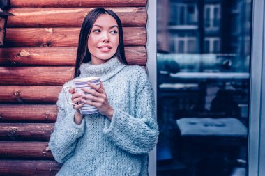 Bir fincan kakao ile tutan hoş sevimli kadın