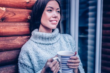 Neşeli bir genç Asyalı kadın portresi