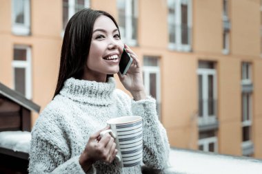 Bir fincan çay ile tutan çok mutlu mutlu kadın