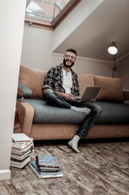 Kanepede oturan mutlu güzel adam