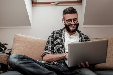 Internet Web sitesi sörf neşeli iyi adam