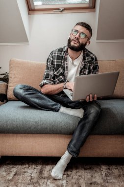 Tavan odasında çalışma hoş genç adam