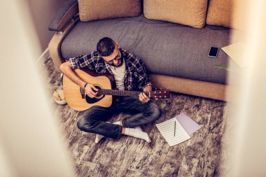 Neşeli mutlu genç adam bir melodi oynarken